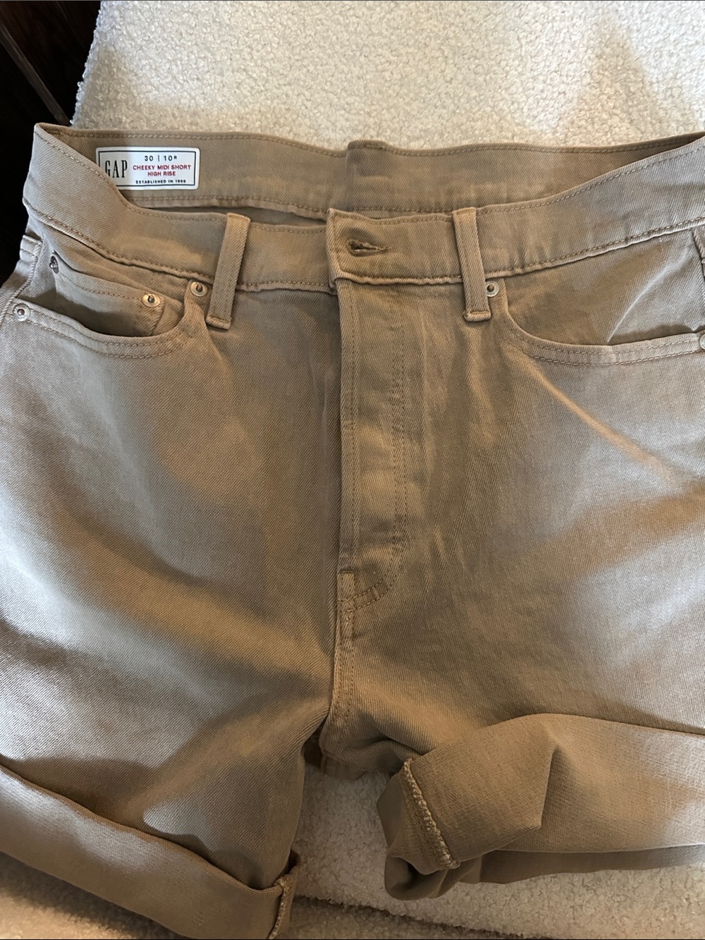 GAP Casual Rolled-Hem Chino Shorts in Khaki
